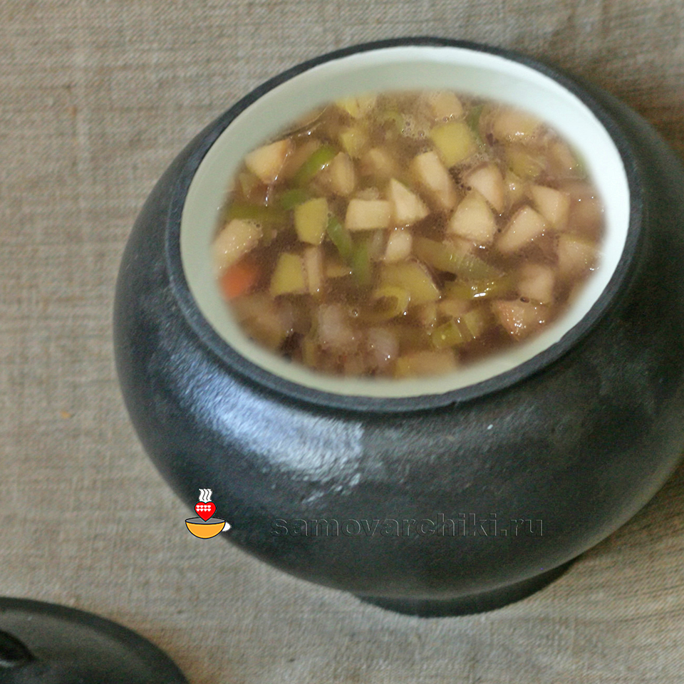 Старинный рецепт супа со свининой и яблоками